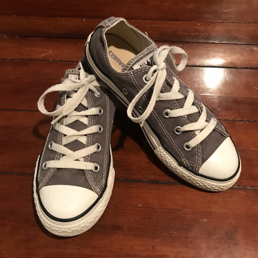 Petite CONVERSE sneakers. Women’s SZ 4. Kids 2